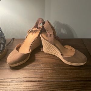 Brash Wedges, tan, size 8.5